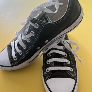 Converse Leather black low top converse sneakers size m 7 w 9